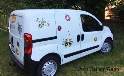 In Neumünster ist neuerdings dieses Bienchen- und Blumenauto unterwegs!